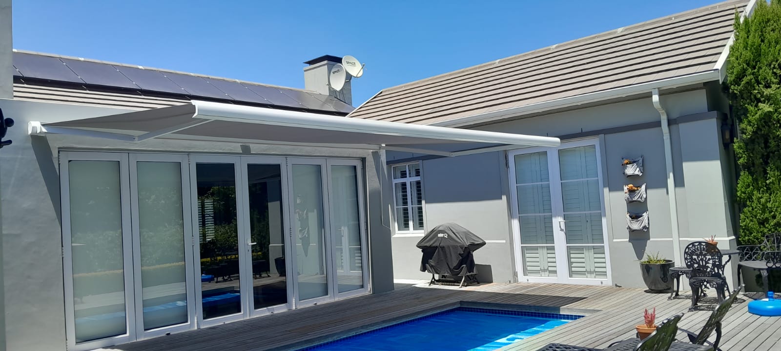 White retractable awning fully extended